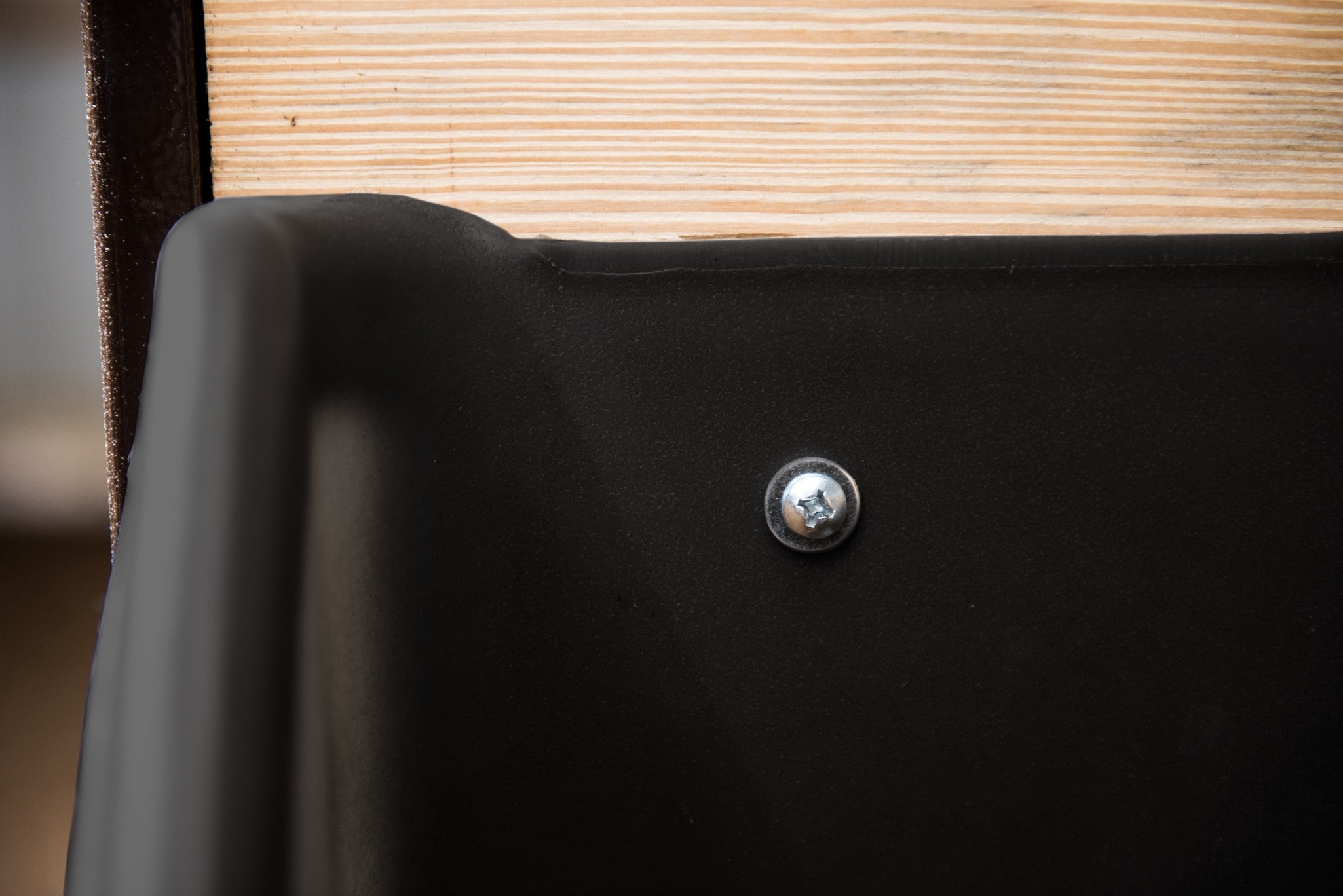 CORNER MOUNT POLY HAY FEEDER