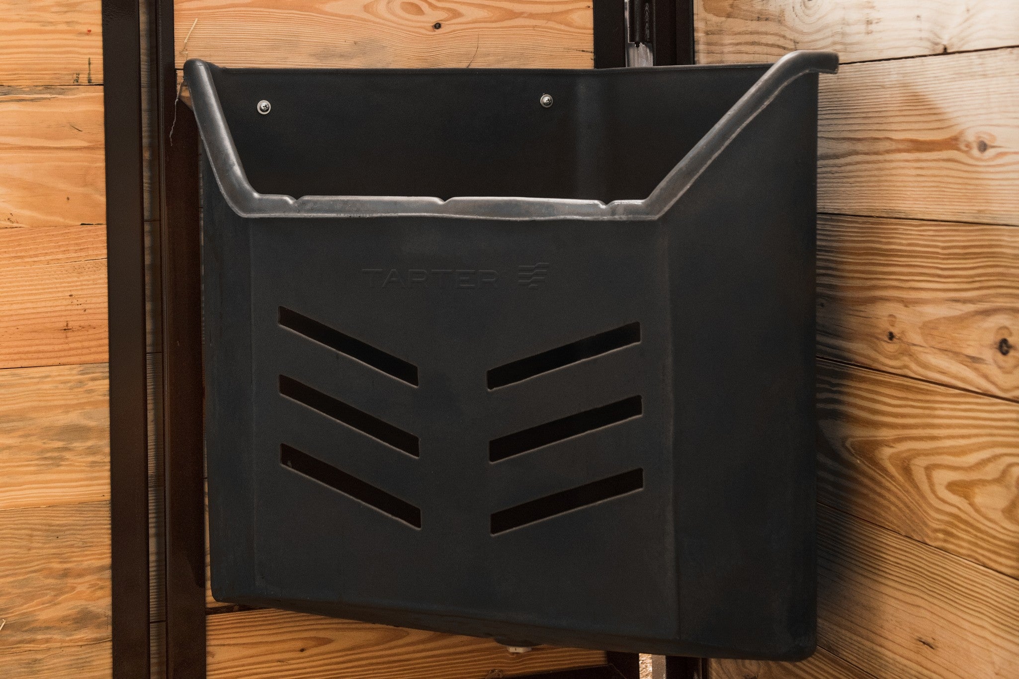 CORNER MOUNT POLY HAY FEEDER